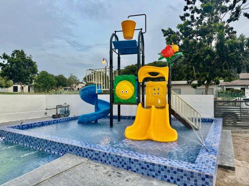 Mini waterpark Pool BBQ Karaoke Game Station Luxury Villa 40pax A famosa resort Lot 1054