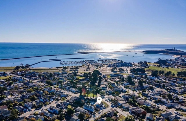 Minimalist and Modern Beauty Close to the Beach, Trails, and Great Restaurants