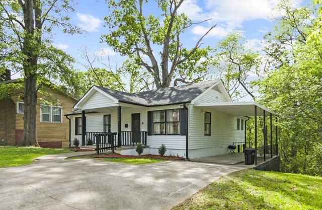 Mins to Uptown, Downtown, Airport, and Dining!
