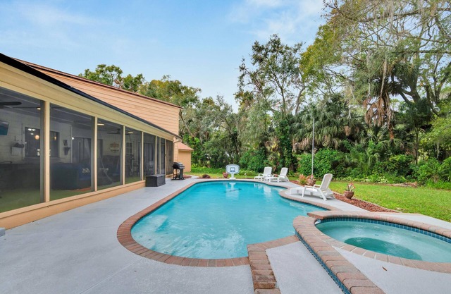 Minutes to Busch Gardens~3 King Beds~Swimming Pool~Hot Tub~Mini Golf, Games&More