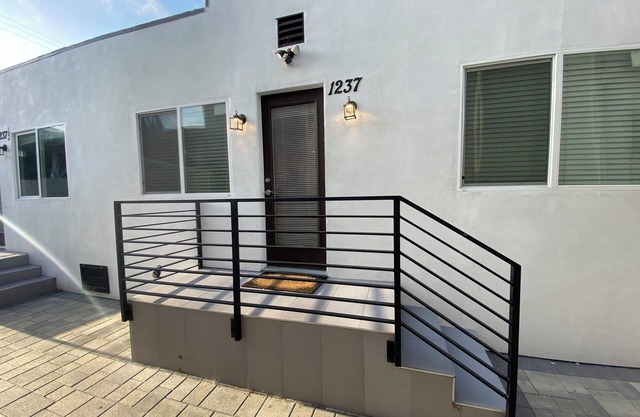 Miracle Mile Chic 1 BR Bungalow Apt + Parking