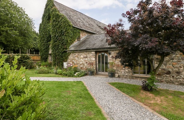 MISTLETOE COTTAGE, pet friendly, character holiday cottage in Usk