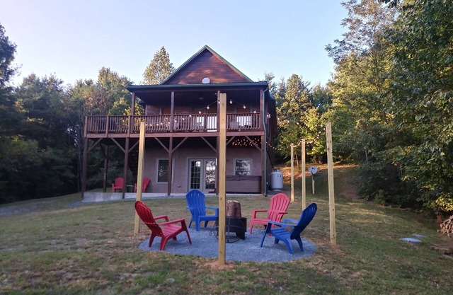 Misty Mountain Retreat - Hot Tub/Pet Friendly/Wi-fi/Scenic Mountain Views