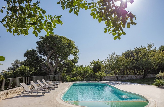 Mithonies Villa, with Private Pool & BBQ, Walking distance to shops