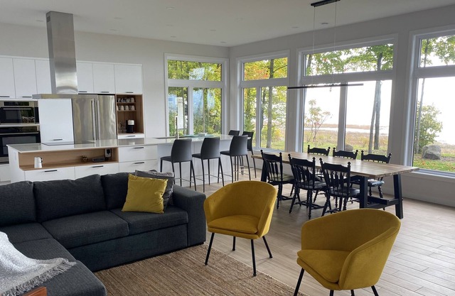 Modern and contemporary house on the banks of the Saint Laurent
