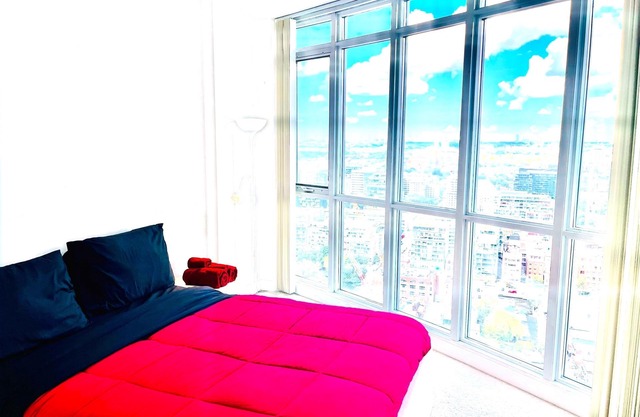 Modern 1 bedroom condo in downtown w/Free parking