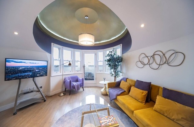 Modern 2 Bed Apt with Balcony - Stylish Decor
