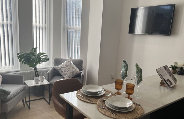 Modern 2 bed apartment near the beach w/parking