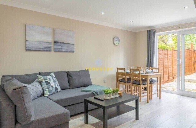 MODERN 2 BED & FREE PARKING-NEAR HEATHROW/PINEWOOD