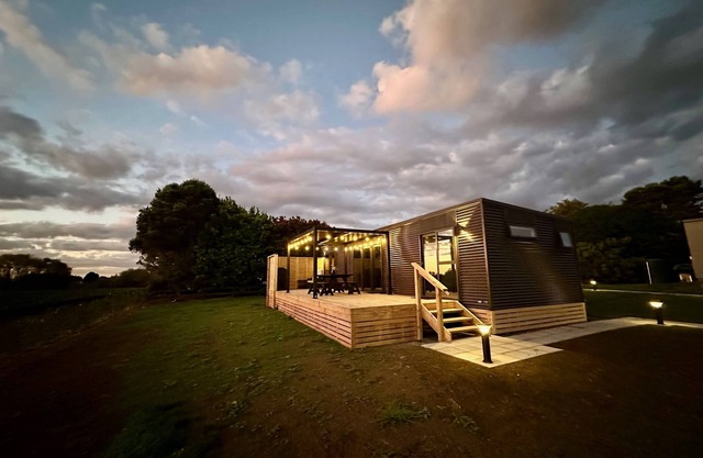 Modern 2 Bedroom, 2 Bathroom Cottage with Farm Views