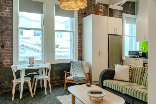 Modern 2-Bedroom Central City Apartment