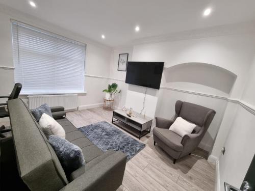 Modern 2 bedroom house in Greater London - Private Garden, Free Wifi and Parking