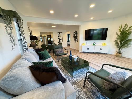 Modern 2-BR with 6 beds and Sofa bed in Miracle Mile Longwood