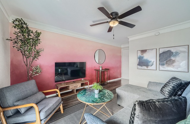 Modern 2B Getaway | W/D, Pool, Prkg |10min > DTWN