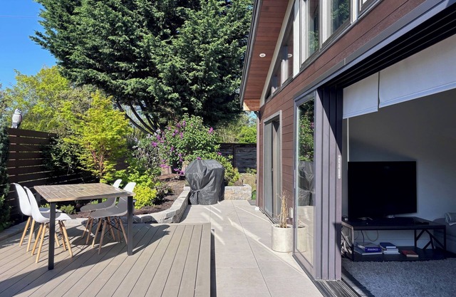 Modern 2BR-2Bath, AC, 2 min to Bellevue Sq, Kitchen, Fenced yard, Pet, Weekly %