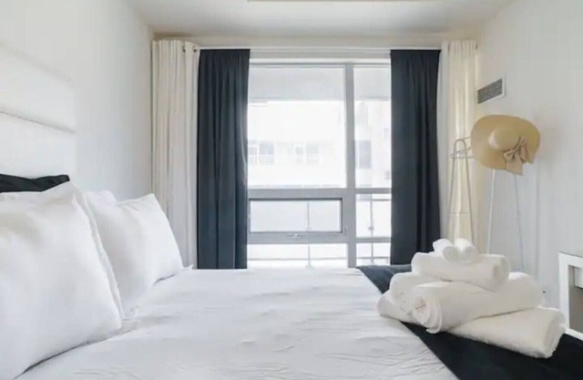 Modern 2BR Condo w/Private Balcony in Downtown