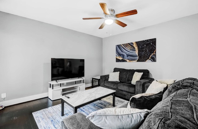 Modern 2BR Montrose Walkable Parking Crib