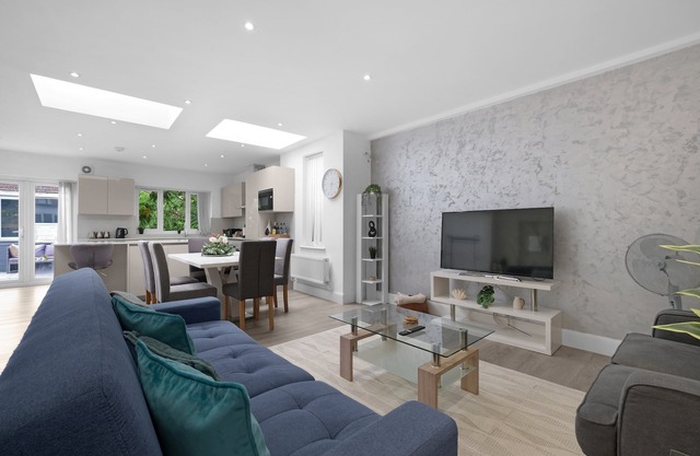 Modern 3 Bedroom, 2.5-Bathroom Home in Edgware