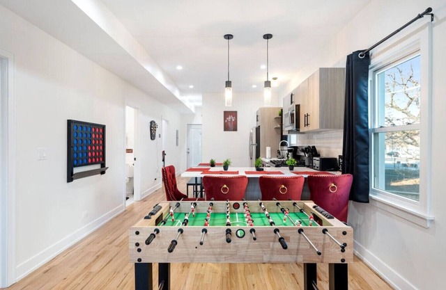 Modern 3 BR Apt - 5 Mins to Downtown Sleeps 10