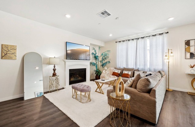 Modern 3000 sqft 5BR/3.5BTH, Gated Yard, Garage