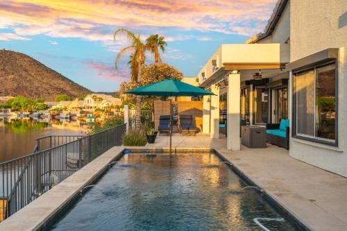 Modern 3BR Oasis Pool Views Fire Pit & BBQ