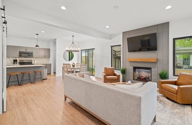 Modern 4 Bed/3.5 Bath Farmhouse Steps to Downtown CF!