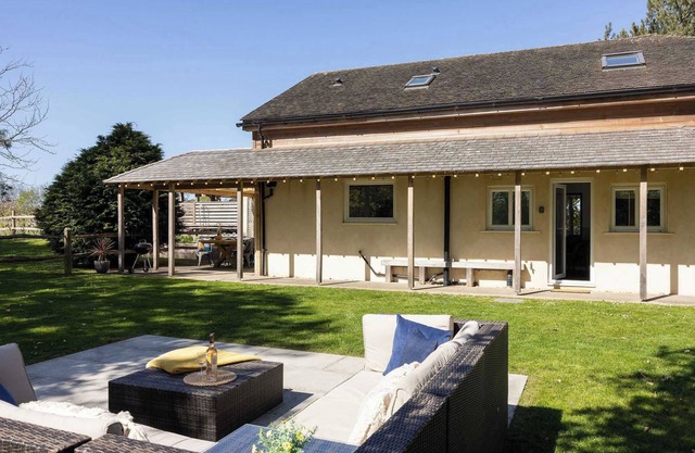 Modern 4-Bed Countryside Retreat with Garden