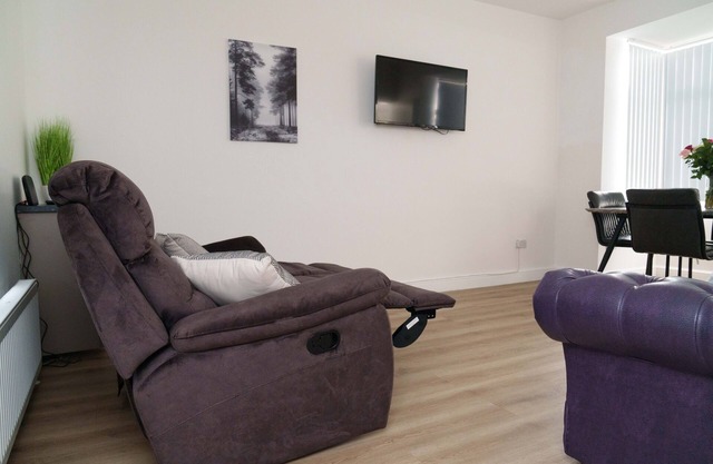 Modern 4 Bedroom house sleeps 10 people in Leeds