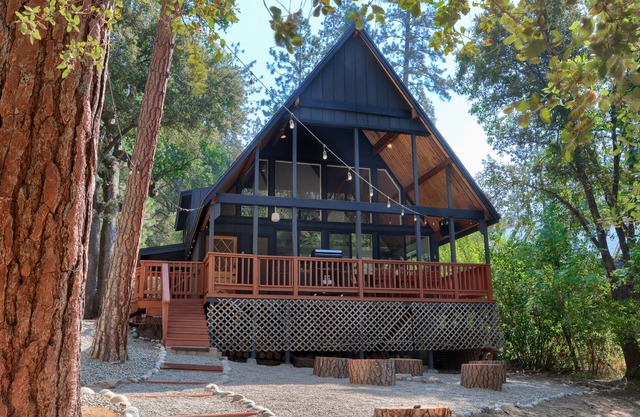Modern A-Frame next to a creek, minutes to Bass Lake and close to Yosemite