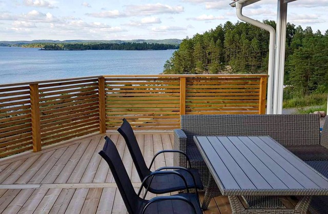 Modern and cozy cottage overlooking lake Åsunden.