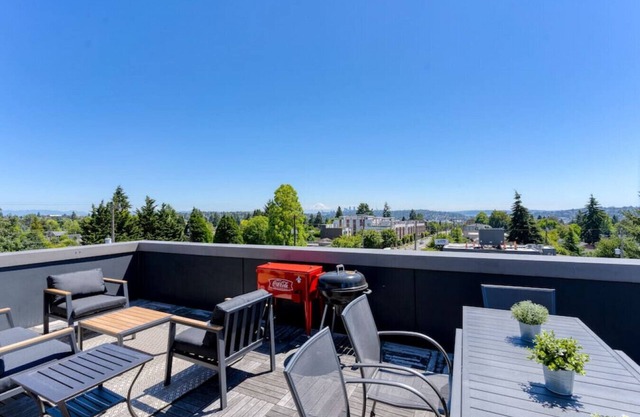 Modern Ballard Townhome w/Rooftop Views
