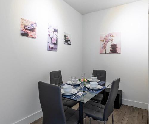 Modern & Bright 2BR Suite - 6 Mins from Leslieville