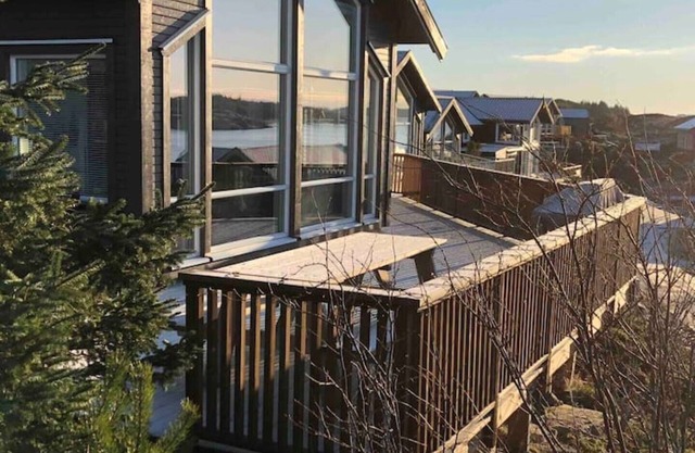 Modern cabin by the sea with hot tub, sauna and boat rental