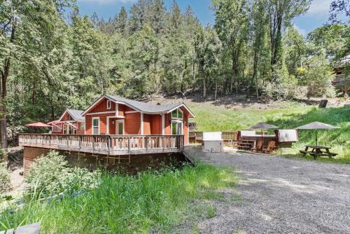 Modern Cabin Retreat with Swim Spa Hot Tub and Air Conditioning