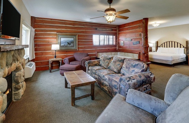 Modern Cabin Vibes, Complimentary Breakfast & Whirlpool Suites Available