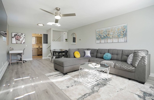 Modern Charmer|Sleeps 10|Close to Denver|Mountains