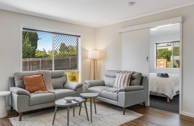 Modern Comfort in Quiet Neighbourhood!