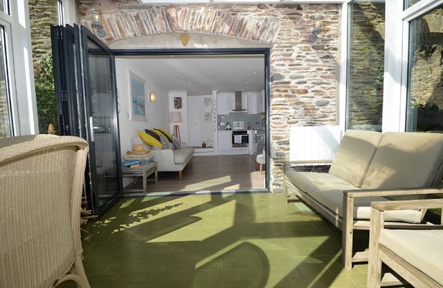 Modern Comfortable Apartment, 15 min walk to Blackpool Sands Beach