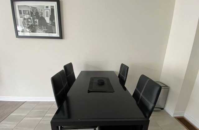 Modern & Comfy 2BR Townhome—Mins to Innisfil Beach Park & Friday Harbour Resort!