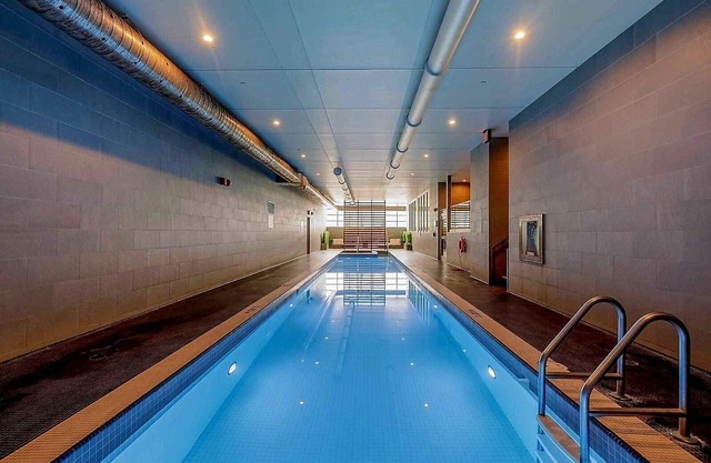 Modern Condo in Downtown Toronto with free parking