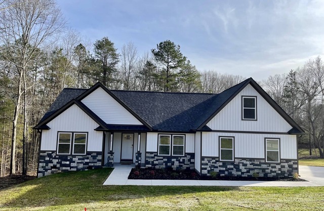 Modern Cozy Home located between Greenville & Spartanburg