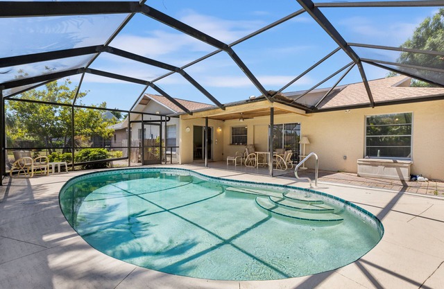 Modern & Cozy Oasis ~ Close to Center ~ Sunny Pool
