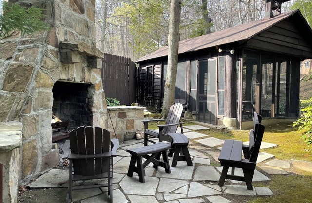 Modern creekside chalet in Champion with private island minutes from 7 Springs