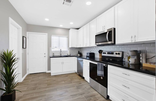 Modern Design Full House, Sleeps 11, Central Location