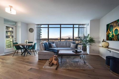 Modern Downtown Condo Free Parking Pool Balcony Walk to Lake