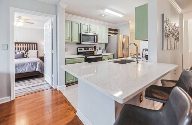 Modern Escape-Pool-HotTub-CaliKingBeds-EV Chargers