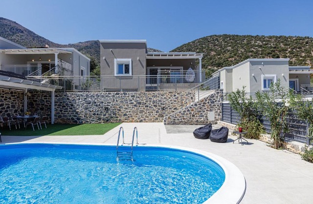 Modern family villa Basilicata Salmostro in Bali w/Pool & BBQ Area