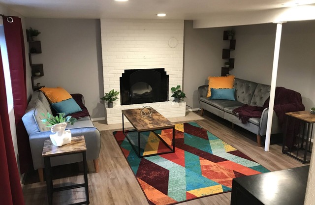 Modern, Fun, Spacious, 2 Bedroom - 2 Bath - 4 minutes from downtown