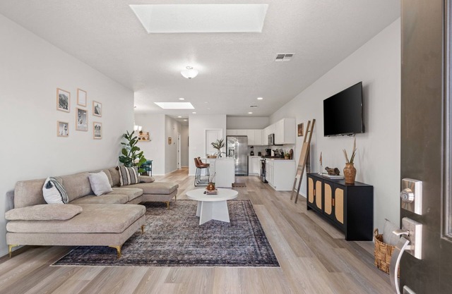 MODERN HOME W/3BR NEXT TO AIRPORT & NETFLIX