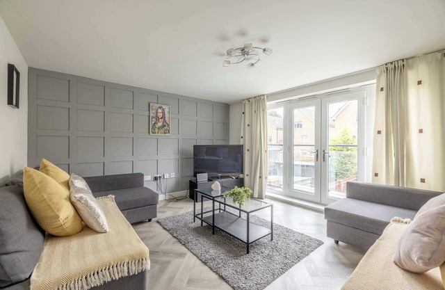 Modern Home w/Parking - Slough, Heathrow, Pinewood